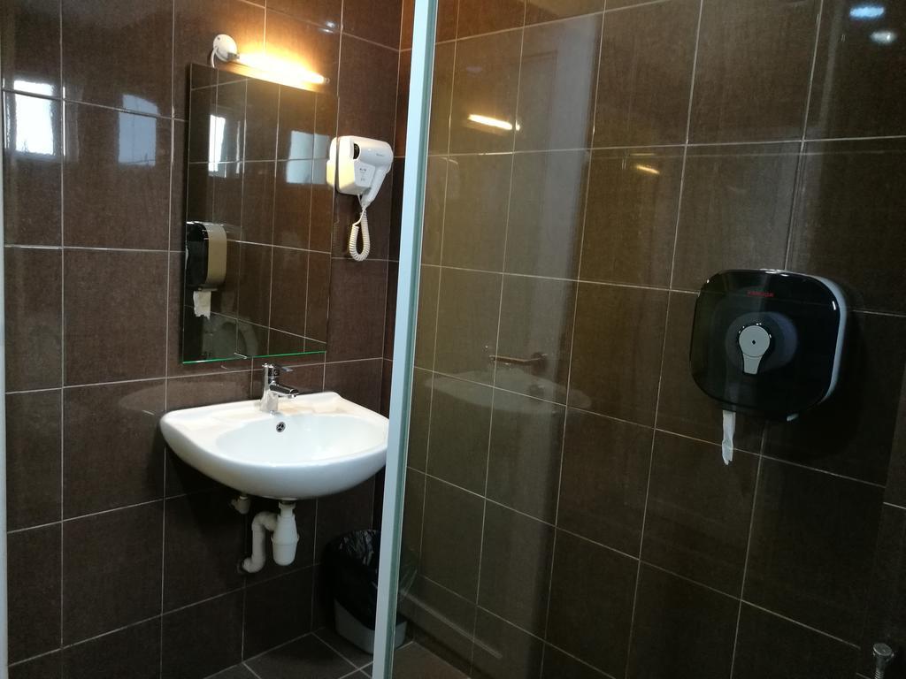 Walk Inn Miri Ngoại thất bức ảnh